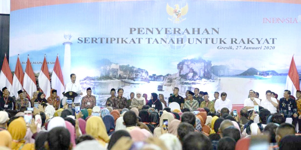 Jokowi Bagikan 2.020 Sertifikat Hak Milik Tanah di Jatim