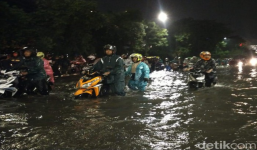 Sempat 'Lumpuhkan' Surabaya, Risma Pun Turun Tangan Atas Banjir
