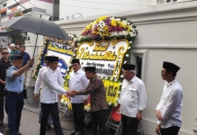 Presiden Jokowi Melayat Ke Rumah Duka Gus Sholah