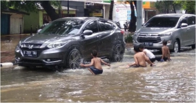 Begini Cara Mengatasi Banjir Ala Jakarta