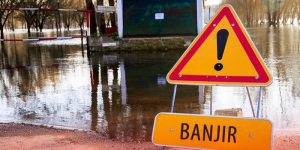 Jalan Letjen Suprapto Tak Bisa Dilalui Kendaraan Akibat Banjir