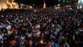 Ratusan Orang Lakukan Doa Bersama untuk 29 Korban Penembakan Maut di Thailand 