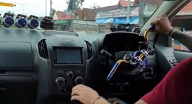 Kocak! Pria di Thailand Ini Ganti Setir Mobil dengan Setang Motor
