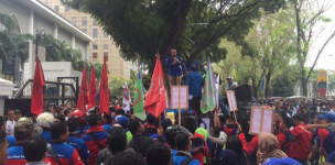  Ratusan Buruh di Medan Unjuk Rasa Tuntut UU Omnibus Law