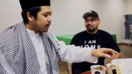 Menerima Keberagaman Lewat Makanan Bersama Tretan Muslim
