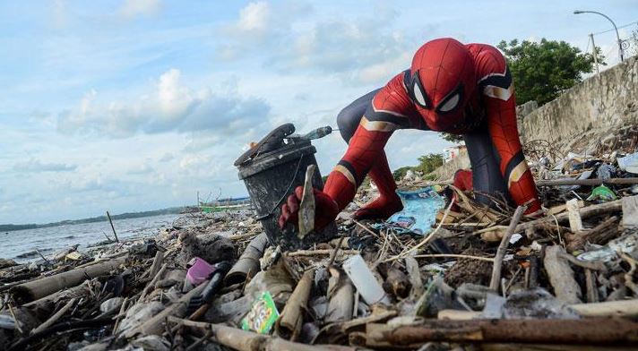 Aksi 'Spiderman' Bersihkan Sampah di Pantai Parepare Jadi Sorotan Dunia