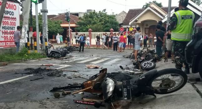 Gagal Masuk Stadion, Suporter Persebaya & Arema Ricuh di Blitiar