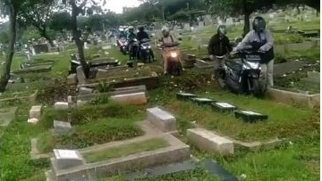 Viral Pemotor Teobos Kuburan Hindari Macet Jakarta