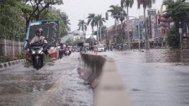Banjir Menggenangi Jakarta Pemotor Diizinkan Masuk Ruas Tol