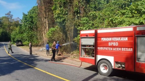 Tim Pemadam Bertindak Cepat Atasi Kebakaran Hutan di Aceh Besar 