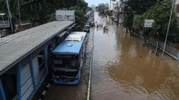 Sejumlah Rute TransJakarta Tidak Beroperasi Karena Banjir, Ini Daftarnya