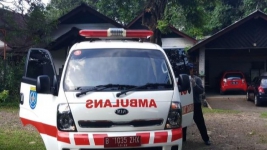 Dinkes Depok Datangi Rumah Pasien Corona di Depok Naik Ambulans