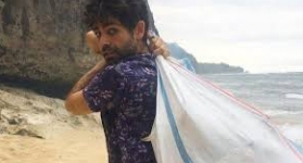Netizen Geger, Aktor Hollywood Punguti Sampah di Pantai Bali