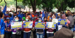 Ratusan Massa Aksi di DPRD Sumut Tolak UU Omnibus LAW 