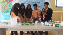 Siswa SMA Al Muslim Sidoarjo, Buat Cairan Pencuci Tangan Cegah Corona