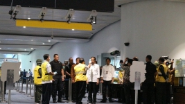 Jokowi Dicek Suhu Tubuh Saat Tinjau Proses Sterilisasi di Bandara Soetta