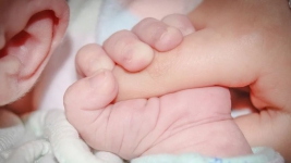 Baru Lahir, Seorang Bayi di Inggris Positif Corona
