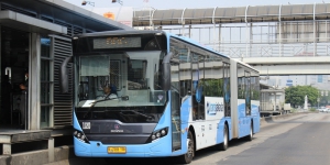 Imbas dari Corona, Halte Bus TransJakarta UKI Mengalami Penumpukan Penumpang