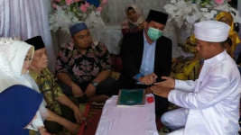 Terkait Virus Corona, Seorang Penghulu di Kota Padangsidimpuan Semprotkan Hand Sanitizer Kepada Mempelai   