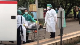 Viral Video Evakuasi Jenazah Oleh Petugas Berpakaian APD