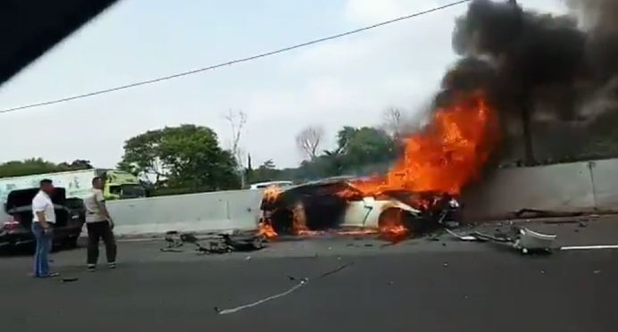 Lakalantas Di Tol Cibubur, Satu Mobil Sport Hangus Terbakar