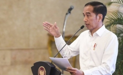 Negara Darurat Corona, Jokowi Bagikan Sembako dan Kartu Pra Kerja