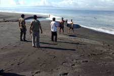 Viral Ditengah Pandemi Covid-19, Turis Asing di Bali Nekat ke Pantai Lompat Pagar hingga Aksi Surfing