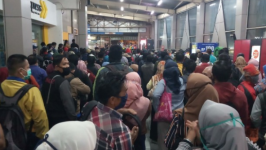 Penumpang KRL Saling Dorong di Stasiun Citayam Saat Hari Pertama PSBB Bodabek 