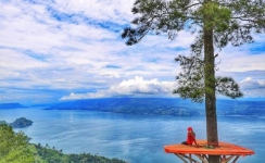 Bukit Indah Simarjarunjung, Wahana Selfie yang Hits dengan Suasana Danau Toba