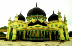 Unik! Masjid Azizi Langkat Ini, Dihiasi Ayat-ayat Al Quran Baik di Dalam dan Luar Dinding 