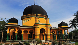 Al-Osmani, Masjid Tertua di Kota Medan, dengan Ornamen dan Ukirannya yang Mempesona