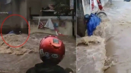 Pengendara Sepeda Motor Terbawa Arus Banjir di Cimindi-Cimahi, Warga yang Melihat Teriak