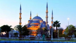 Masjid Biru Turki Sepi di Ramadan Kala Pandemi Corona
