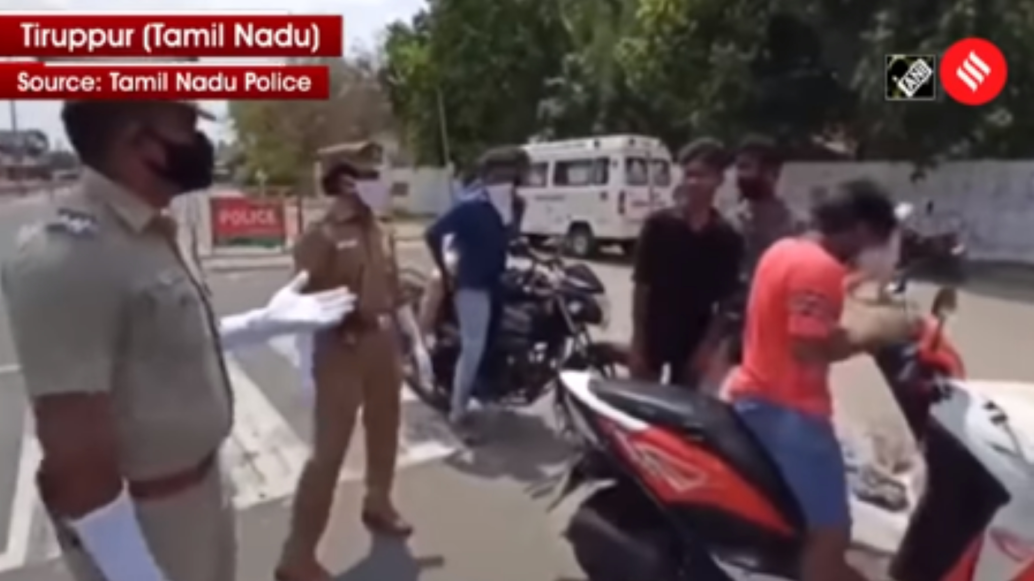 Viral! Pemotor Ini ketahuan Tak Pakai Masker Digelandang ke Ambulans Berisi Pasien Corona di India