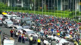 Kendaraan Memadati Pintu Masuk Surabaya Saat Penerapan PSBB Hari Pertama