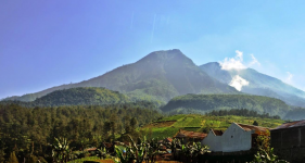 Punya Nyali Mendaki Kesini? Ini 5 Gunung Terangker di Pulau Jawa
