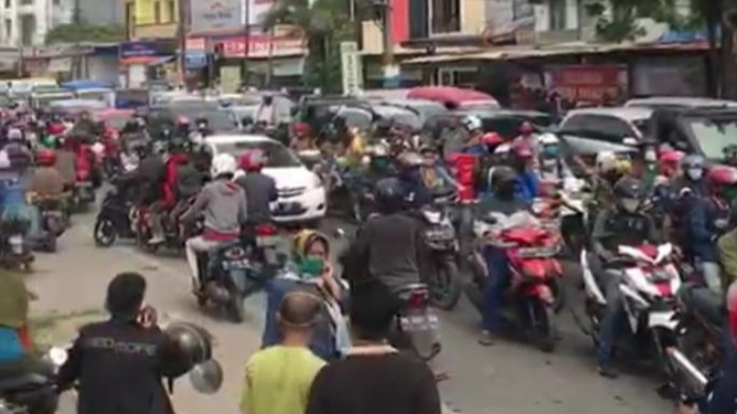 Lalin di Perbatasan Arah Makassar Macet 4 Km Saat Hari Pertama PSBB di Gowa