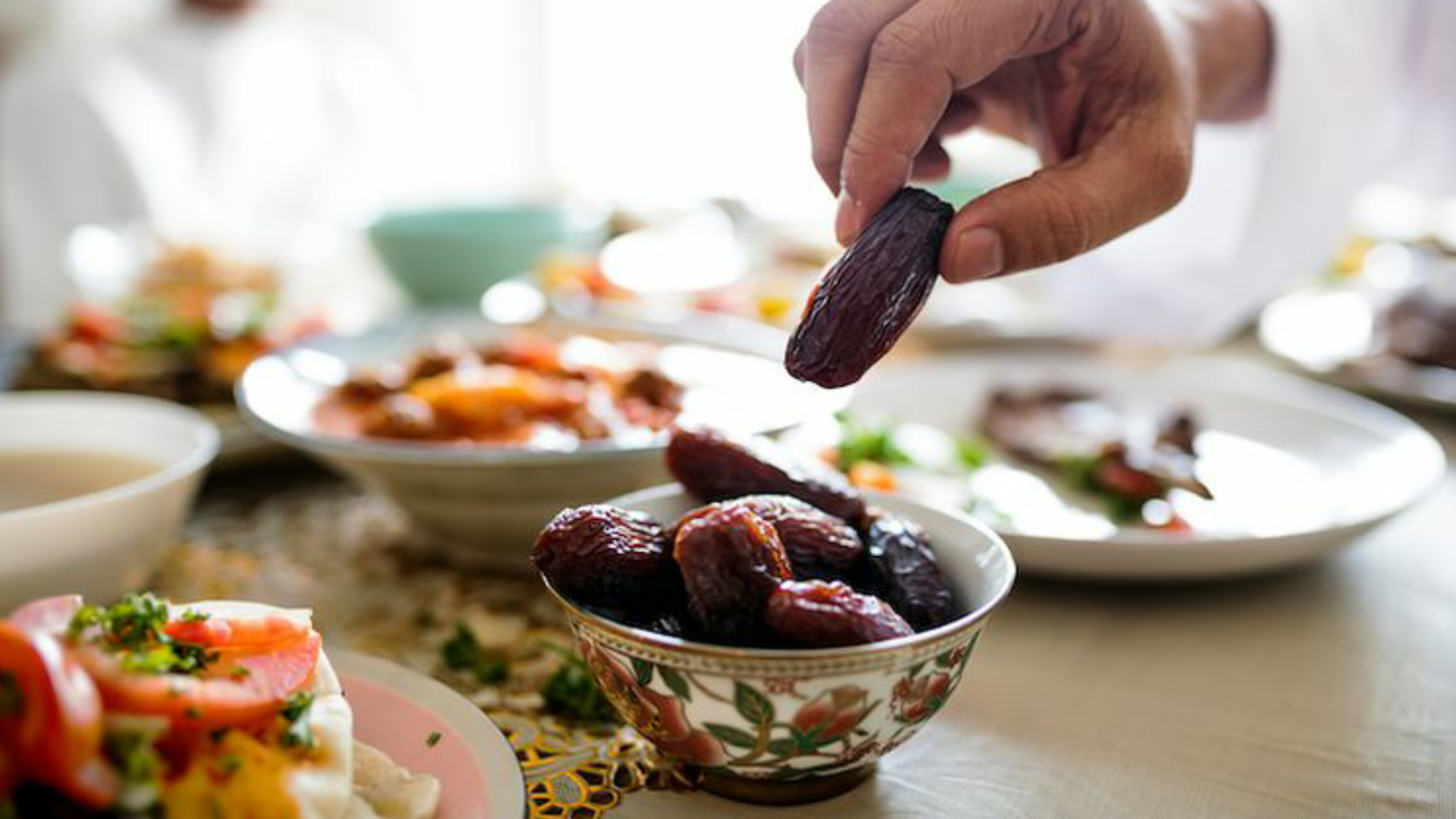 Wah Simak Yuk Antara Berbuka Puasa atau Shalat Maghrib, Mana yang Lebih Baik Didahulukan?