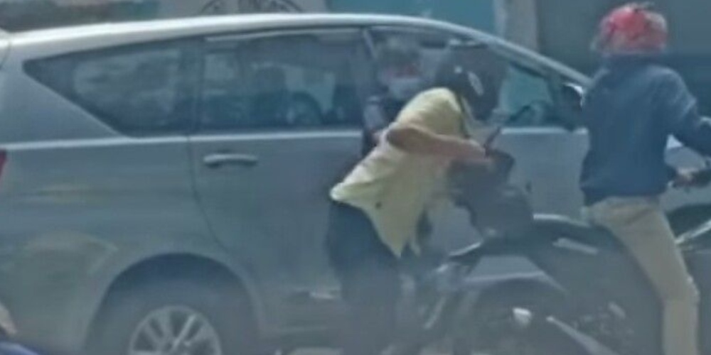 Viral! Seorang Pria Nekat Membobol Mobil di depan Pemilik,  Dikejar hingga Tersungkur di Jalan Raya 