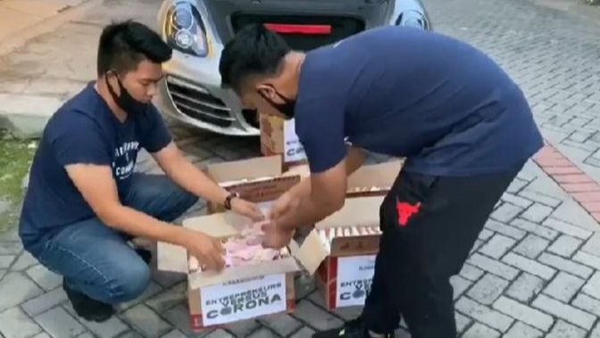 Crazy Rich Surabaya Bagikan Uang di Dalam Kardus Mie, Sebagai Bentuk Protes Prank Kardus Sampah untuk Transpuan