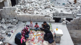 Ramadan di Idlib, Buka Puasa di Sisa Puing Rumah yang Hancur Akibat Perang