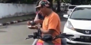 Heboh!  2 Remaja Makan Siang Sambil Keliling Naik Motor saat Bulan Puasa