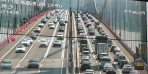 Goyang Diterpa Angin, Jembatan Gantung di China saat Padat Kendaraan