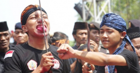 Mengenal Debus: Tradisi Seni Bela Diri Ekstrim Dari Banten