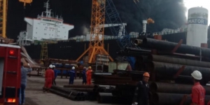 Satu Unit Kapal di Pelabuhan Terbakar, Puluhan Mobil Pemadam Kebakaran Dikerahkan