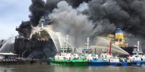 Kapal Tanker di Pelabuhan Belawan Terbakar Hebat, Puluhan Pekerja Dievakuasi