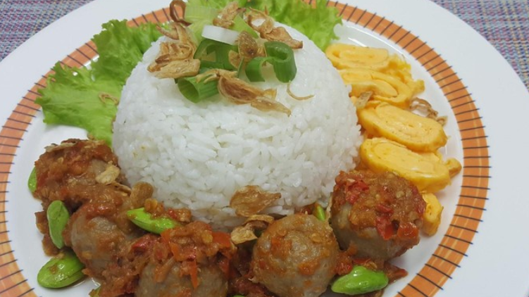 Nasi Pentol Pedas Menu Buka Puasa yang Nikmat