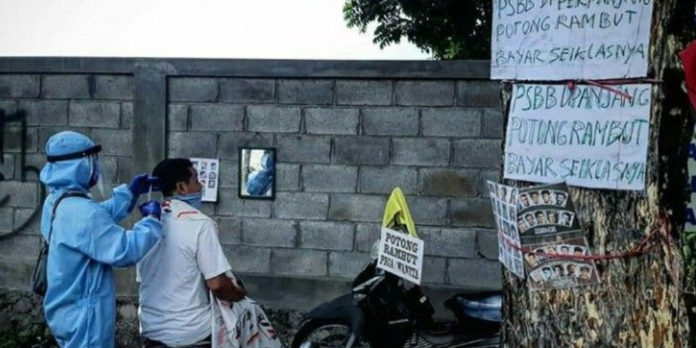 Gunakan APD, Tukang Cukur Keliling  di Surabaya Viral di Medsos