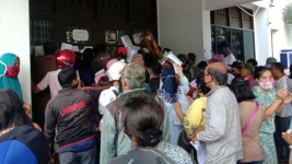 Demi Bansos Gugus Tugas Sesalkan Kerumunan Warga di Medan 