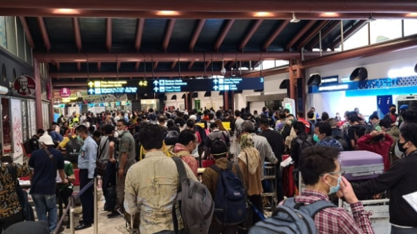 Tanpa Ada Social Distancing Antrean Penumpang di Terminal 2 Soetta Mengular Pagi Ini